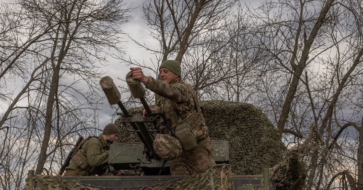 Des militaires ukrainiens sur une position dans la région de Zaporijjia, le 6 avril 2024
