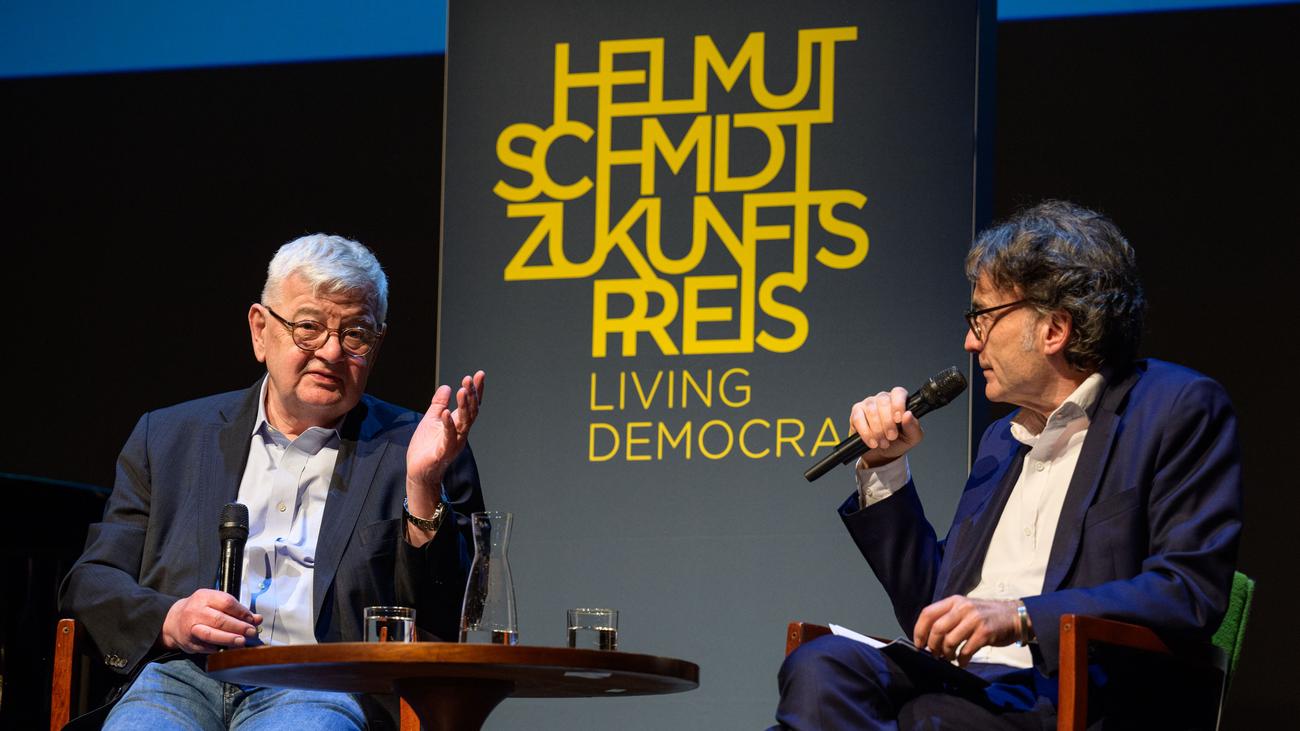 Joschka Fischer: "Ohne Demokratie sind die besten Absichten nichts"