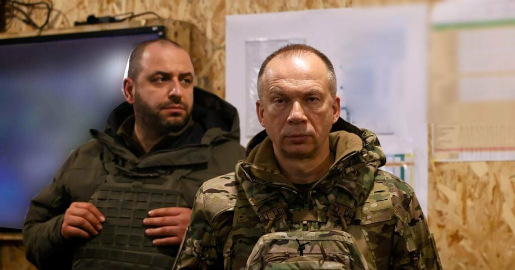 Photo transmise par le service de presse ukrainien des armées le 25 février 2024 montrant Le commandant en chef de l'armée ukrainienne Oleksandre Syrsky (D) lors d'une visite de positions sur la ligne de front dans l'est de l'Ukraine