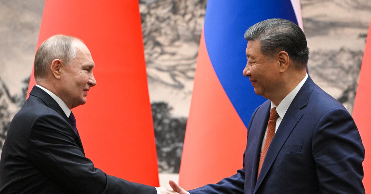 le président russe Vladimir Poutine et le président chinois Xi Jinping se serrent la main lors d'une cérémonie de signature à l'issue de leurs entretiens à Pékin, le 16 mai 2024.