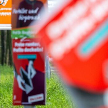 Wahlplakate abgerissen, Pfefferspray eingesetzt – Polizei vermutet rechtsradikalen Hintergrund