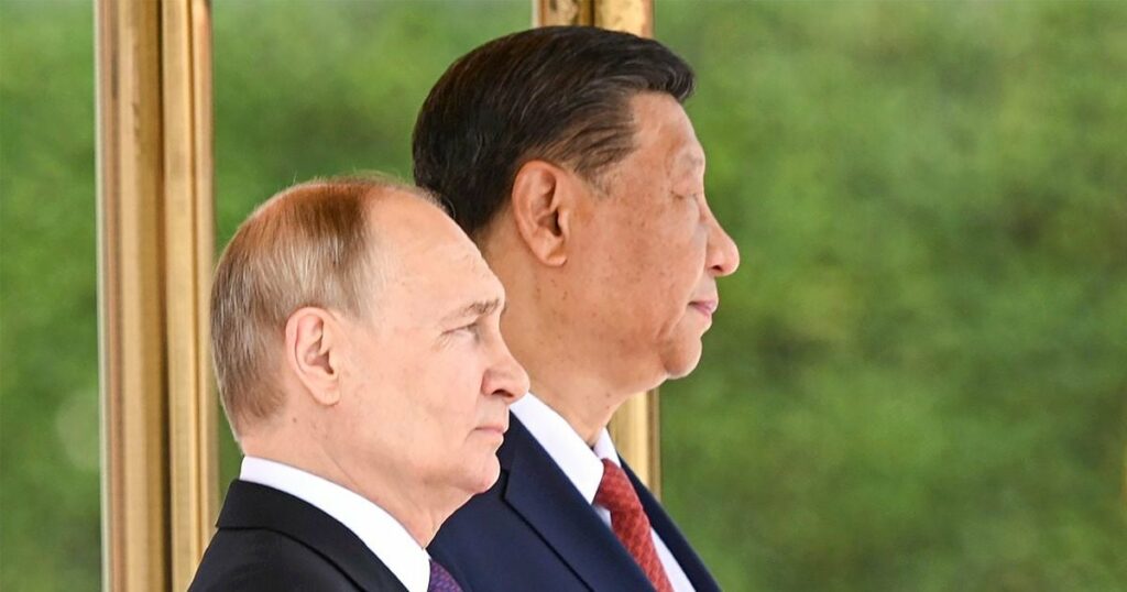 Le président russe Vladimir Poutine et le président chinois Xi Jinping à Pékin, le 16 mai 2024. Photographie publiée par le bureau de presse présidentiel russe