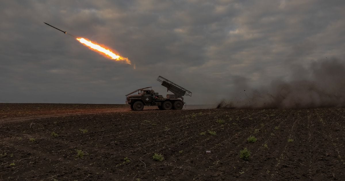 Un lance-roquettes multiple Grad des forces ukrainiennes fait feu sur des positions russes dans la région de Kharkiv (nord-est) le 15 mai 2024