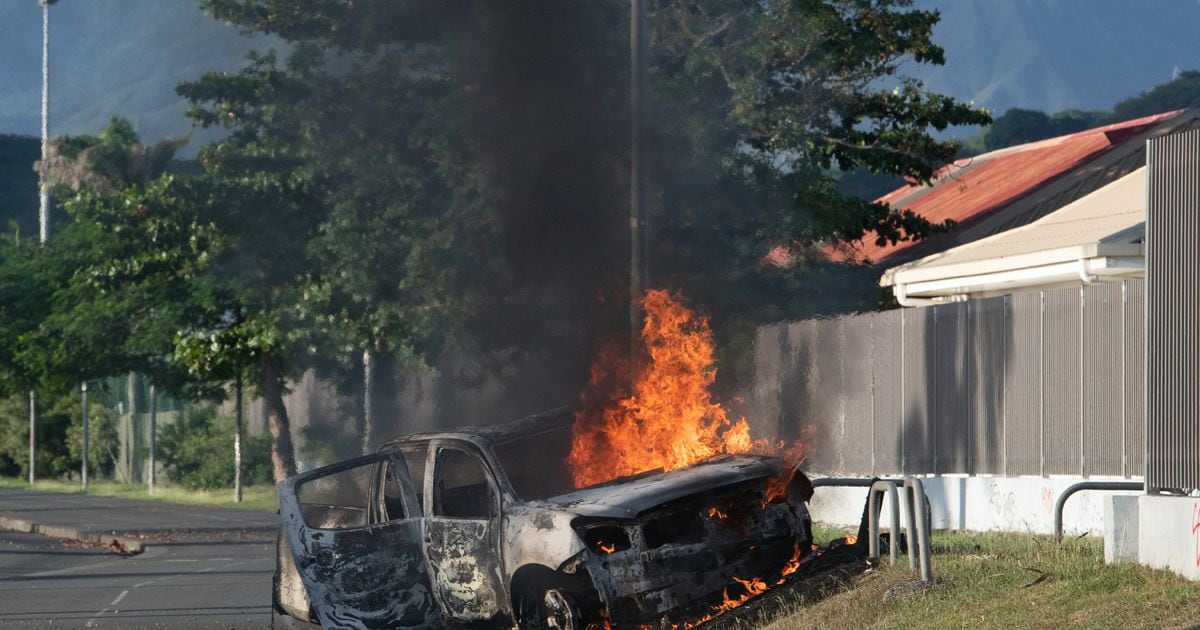 Une voiture en feu aux alentours de Nouméa, en Nouvelle-Calédonie, le 16 mai 2024