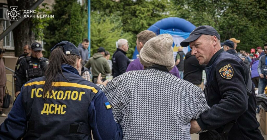 Photo diffusée par les services d'urgence ukrainiens, le 17 mai 2024, montrant des sauveteurs évacuant des civils victimes de bombardements russes dans la région de Kharkiv