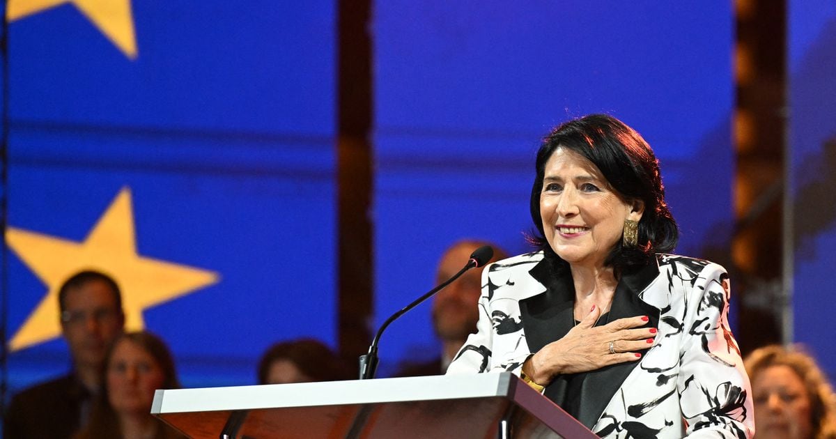 La présidente géorgienne Salomé Zourabichvili prononce un discours lors d'un rassemblement célébrant la Journée de l'Europe devant sa résidence à Tbilissi, le 9 mai 2024. (Photo par Vano SHLAMOV / AFP)