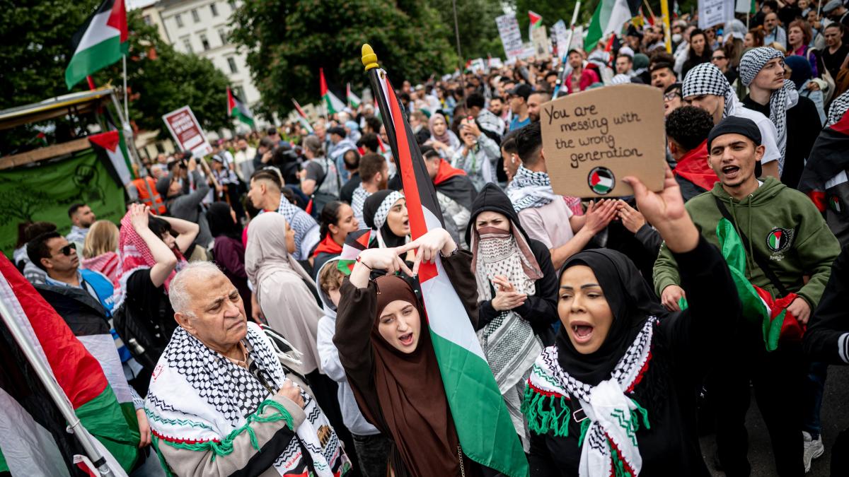 Palästina-Demo zieht durch Berlin – Teilnehmer zeigen Zeichen zur Hamas-Unterstützung