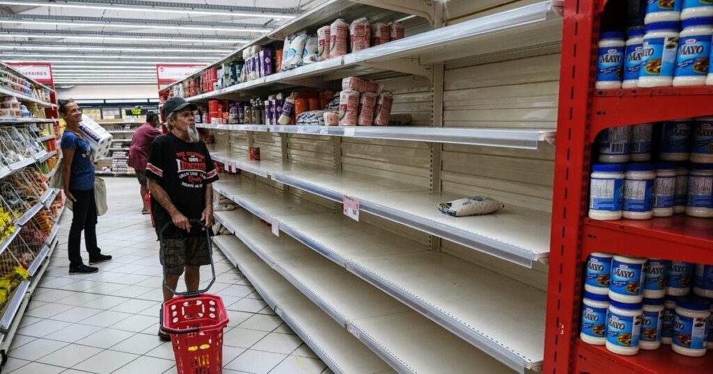 Des clients passent dans les rayons dégarnis d'un supermarché dans le quartier de Magenta, à Nouméa, en Nouvelle-Calédonie, le 18 mai 2024