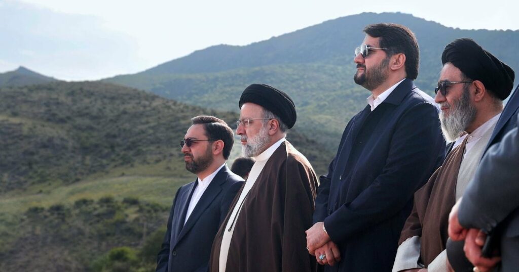 Photo émanant de la présidence iranienne montrant le président Ebrahim Raïssi (2eG) avant l'inauguration d'un barrage avec le président de l'Azerbaïdjan, Ilham Aliev, sur la rivière Aras, à la frontière entre les deux pays, le 19 mai 2024