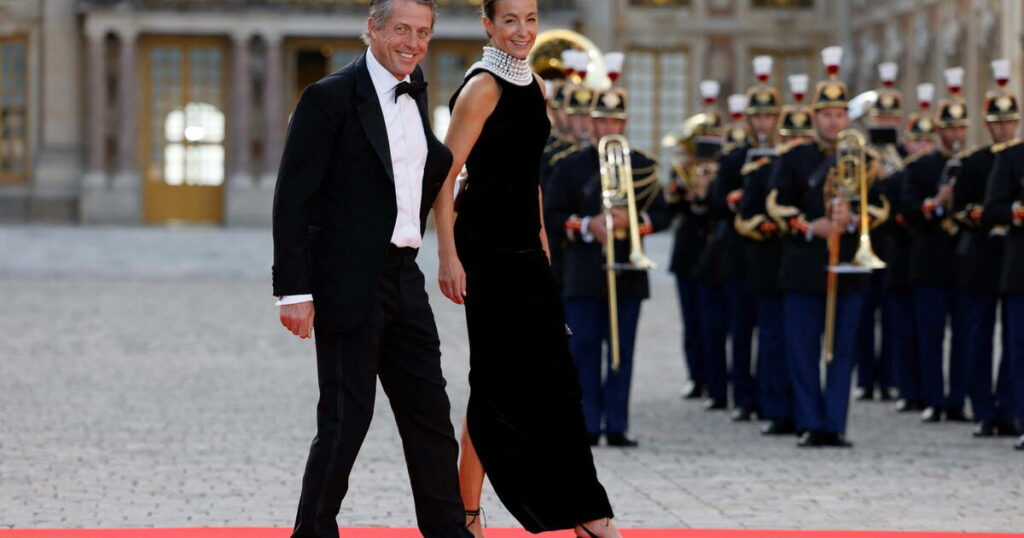 Visite de Charles III en images : Mick Jagger, Charlotte Gainsbourg, Hugh Grant et Elisabeth Borne sur le tapis rouge de Versailles