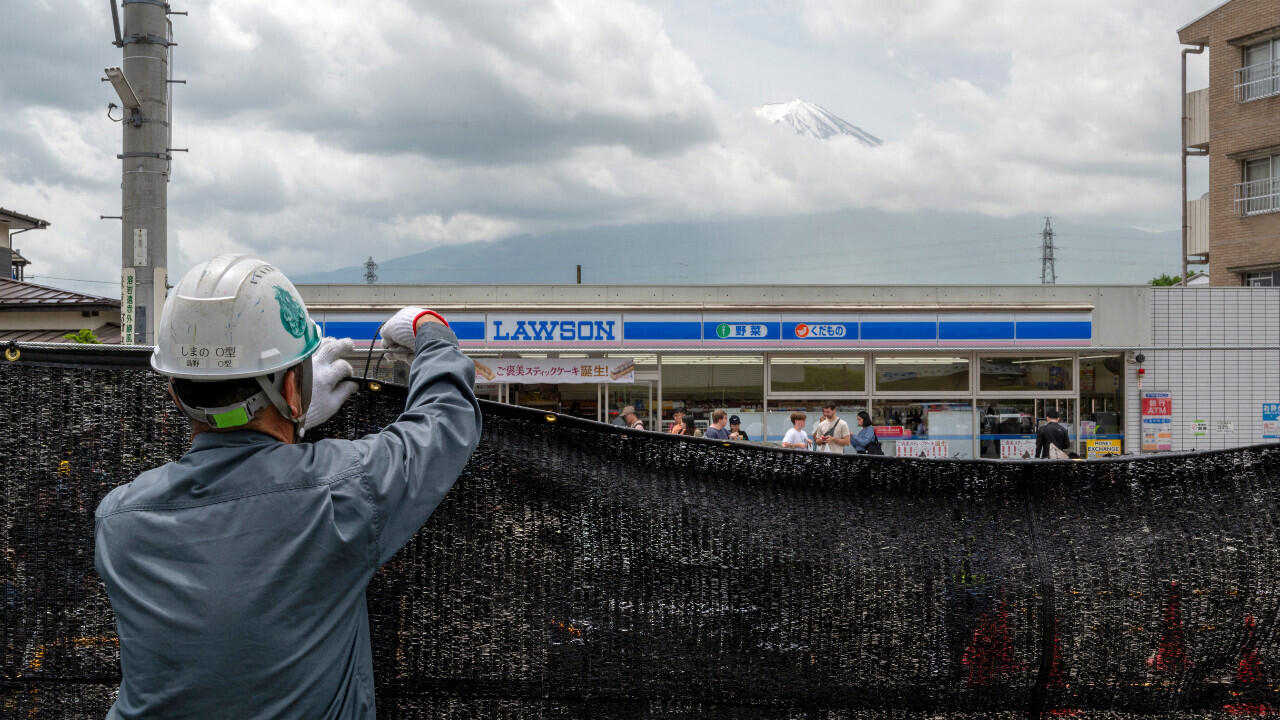 Surtourisme : une petite ville japonaise installe un filet masquant une vue du mont Fuji