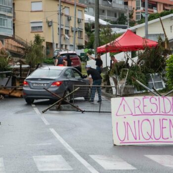 Un barrage dressé par des résidents du district des Portes de Fer, aux abords de Nouméa en Nouvelle-Calédonie, le 19 mai 2024