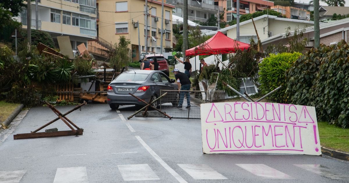 Un barrage dressé par des résidents du district des Portes de Fer, aux abords de Nouméa en Nouvelle-Calédonie, le 19 mai 2024