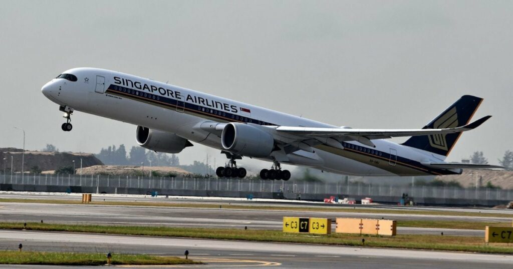 Un Airbus A350 de Singapore Airlines décolle de l'aéroport Changi de Singapour, le 28 mars 2018