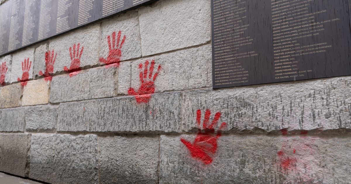 Des mains rouges ont été taguées sur le Mur des Justes à l'extérieur du mémorial de la Shoah, le 14 mai 2024, à Paris