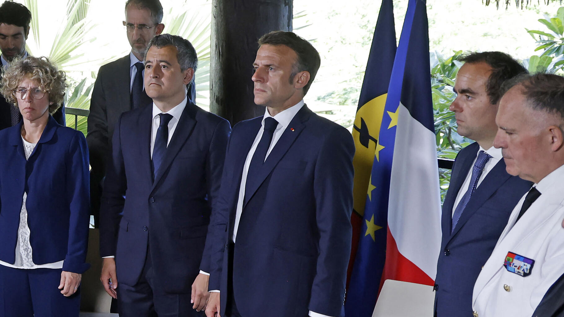 En Nouvelle-Calédonie, Macron observe une minute de silence pour les six morts dans les manifestations