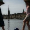 Des enfants jouent au ballon sur le "miroir d'eau", à Bordeaux, le 18 mai 2022