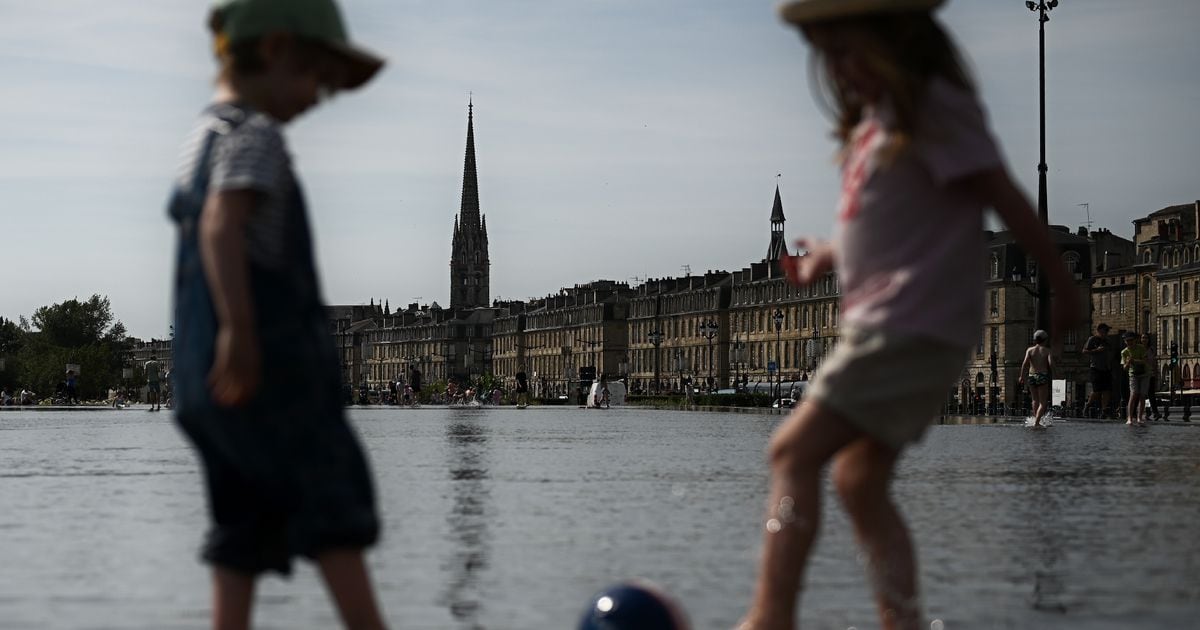 Des enfants jouent au ballon sur le "miroir d'eau", à Bordeaux, le 18 mai 2022