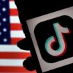 Le logo de TikTok s'affiche sur l'écran d'un téléphone portable, avec le drapeau américain en toile de fond, le 3 août 2020 à Arlington (Etats-Unis)