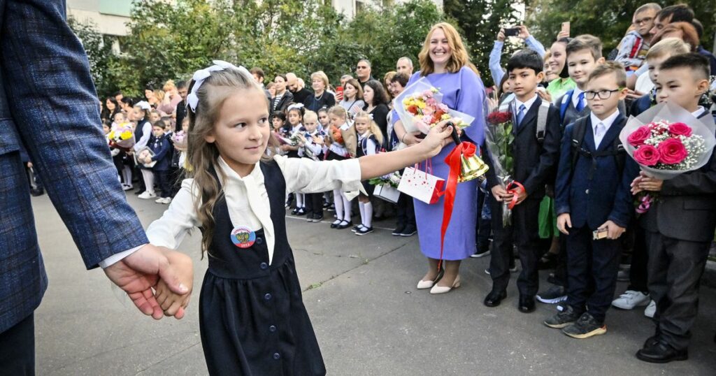 Des élèves russes lors d'une cérémonie à Moscou le 1er septembre 2023