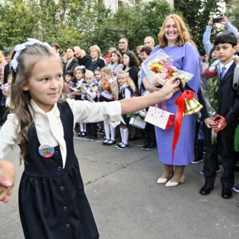 Des élèves russes lors d'une cérémonie à Moscou le 1er septembre 2023