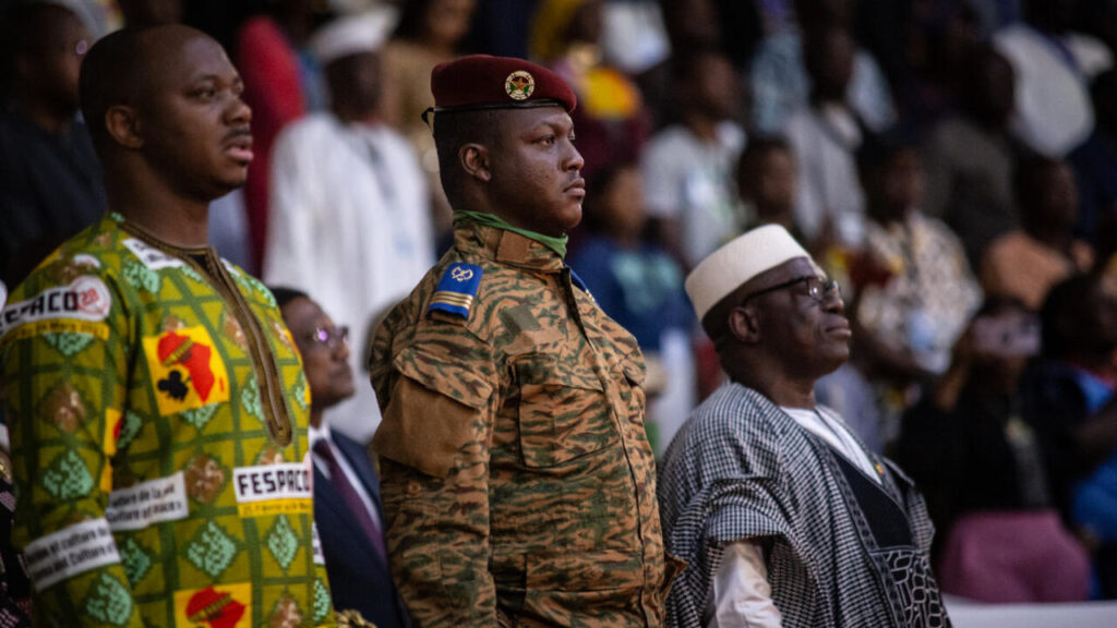 Burkina Faso : les militaires se maintiennent au pouvoir pour cinq années supplémentaires