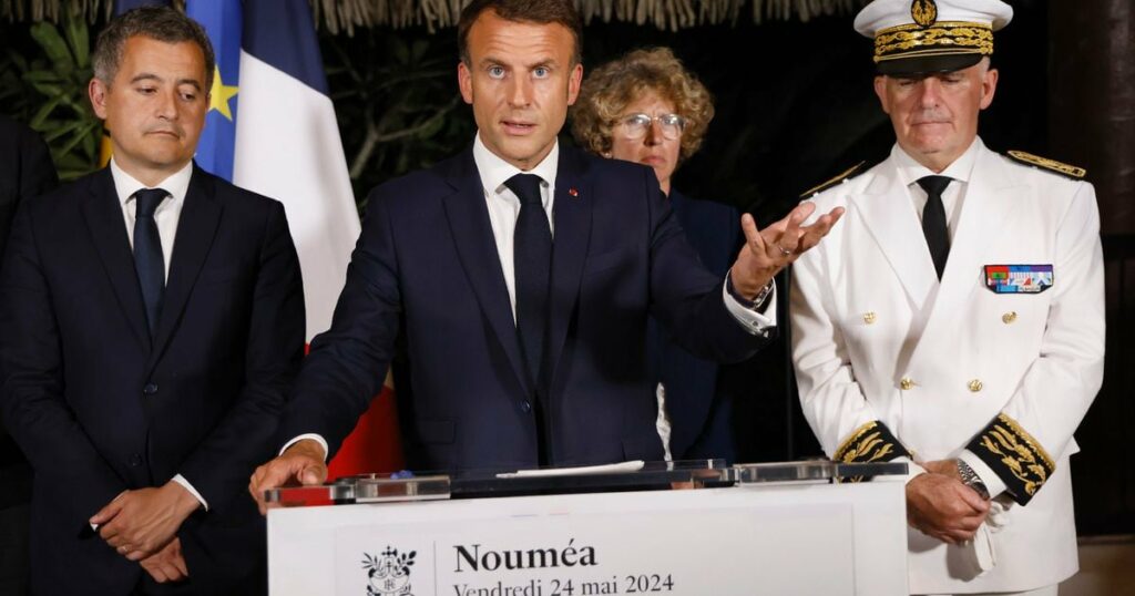 Le président Emmanuel Macron (c) prononce un discours entouré du ministre de l'Intérieur Gérald Darmanin (g) et du haut-commissaire de la Nouvelle-Calédonie Louis Le Franc, le 24 mai 2024 à Nouméa