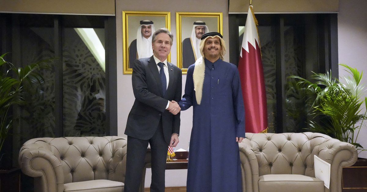 Le secrétaire d'État américain Antony Blinken rencontre le Premier ministre et ministre des Affaires étrangères du Qatar, Cheikh Mohammed bin Abdulrahman al-Thani, à Diwan Annex, à Doha, le 6 février 2024.