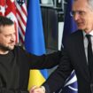 Le président ukrainien Volodymyr Zelensky (à gauche) est accueilli par le secrétaire général de l'OTAN, Jens Stoltenberg, lors de sa visite au siège de l'OTAN, à Bruxelles, le 11 octobre 2023