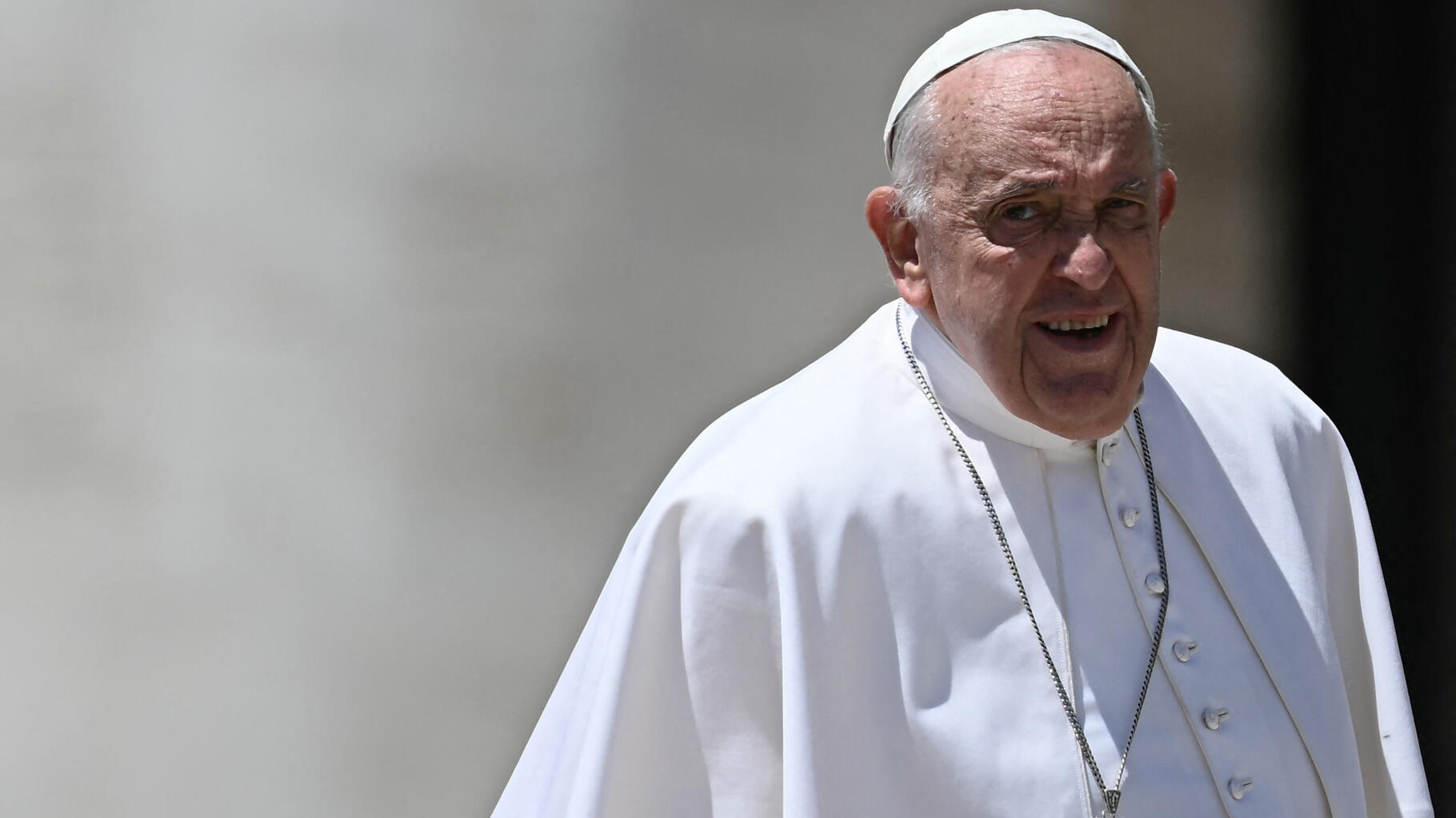 Le pape François utilise une insulte homophobe lors d’un discours devant des évêques