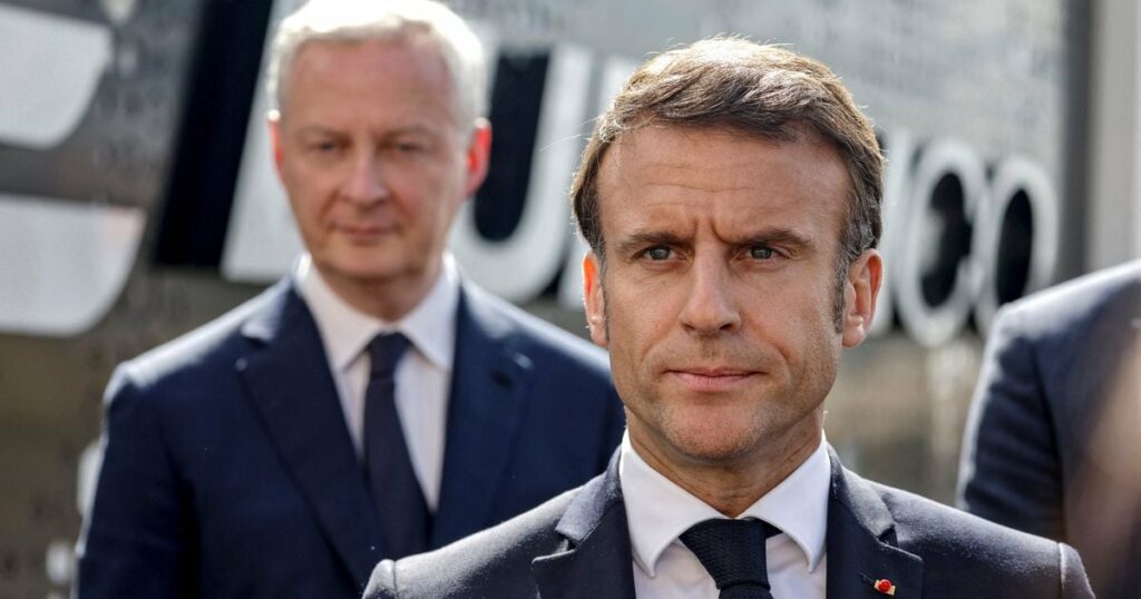 Le président Emmanuel Macron et son ministre de l'Economie Bruno Le Maire, lors d'une visite dans une usine de poudre à Bergerac, le 11 avril 2024.