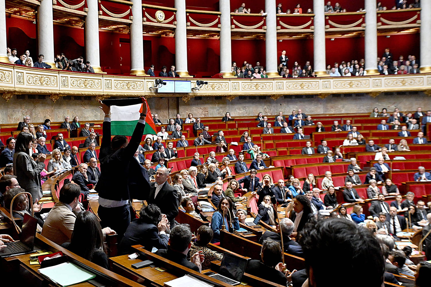 Drapeau palestinien à l'Assemblée : une lourde sanction et de vives tensions