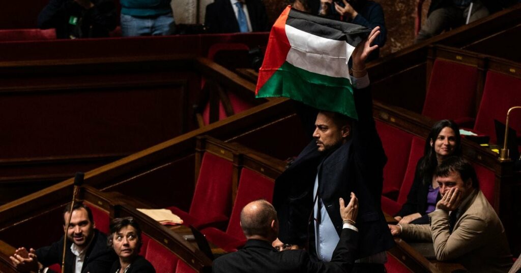 Le député LFI Sébastien Delogu a écopé mardi de la sanction maximale à l'Assemblée, après avoir brandi un drapeau palestinien dans l'hémicycle lors de la séance des questions au gouvernement, en contradiction avec son règlement.