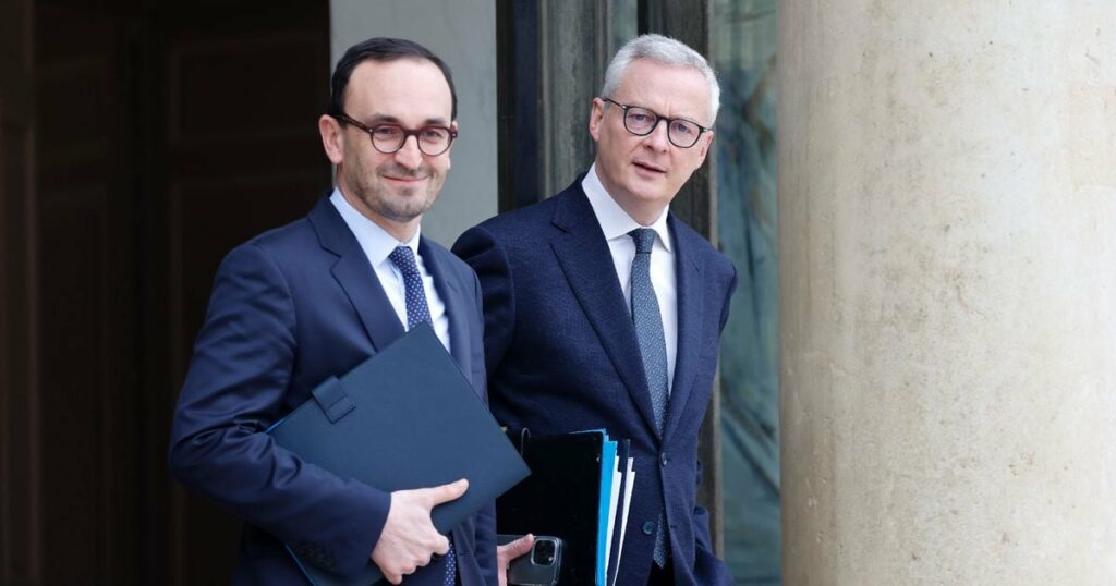 Le ministre de l'Economie et des Finances Bruno Le Maire (D) et le ministre délégué aux Comptes publics Thomas Cazenave (G) quittent l'Elysée à Paris, le 21 février 2024