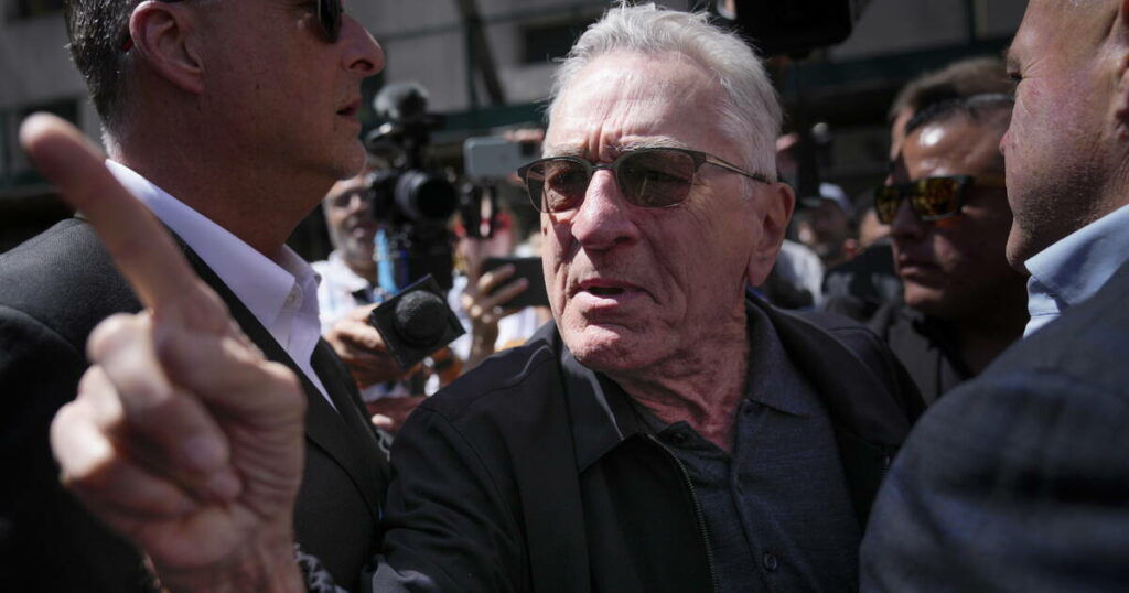 «Il pourrait détruire le monde» : devant le tribunal new-yorkais, Robert De Niro fustige Trump