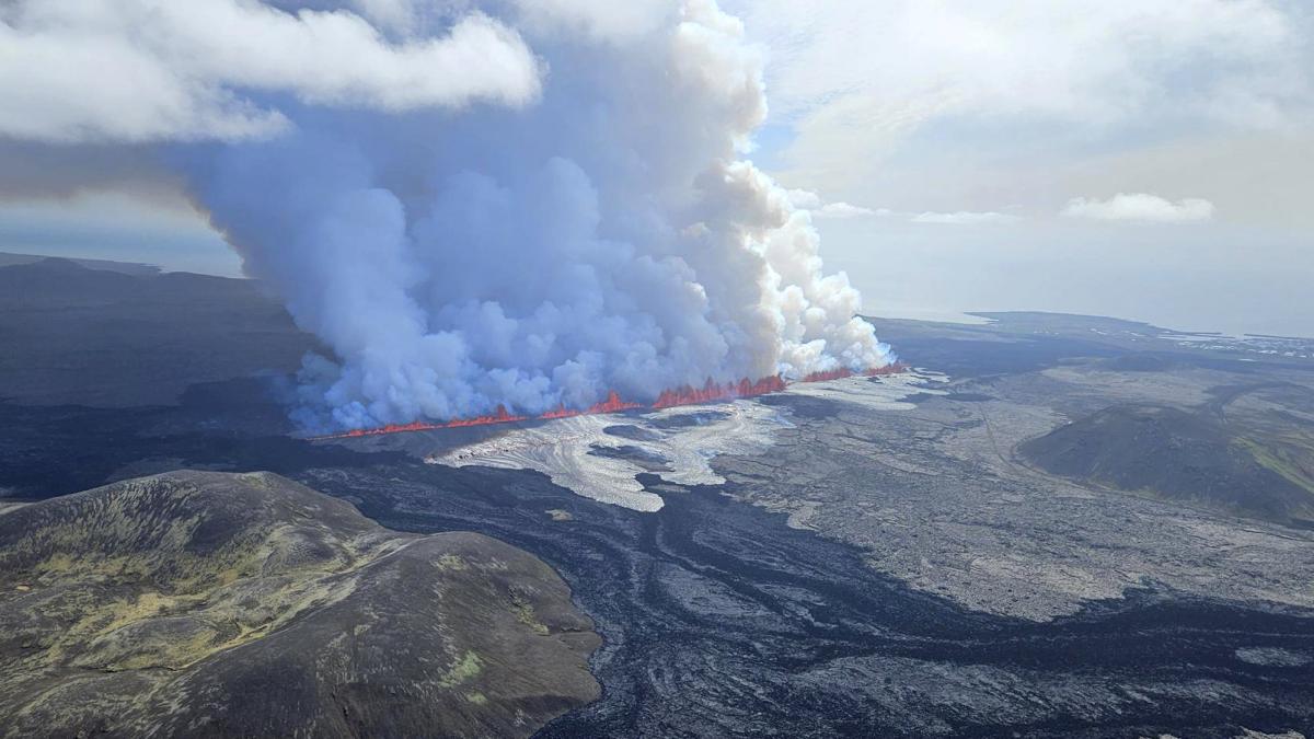 Riesige Lava-Fontäne schießt aus der Erde – Bilder zeigen kilometerlange Feuerwalze