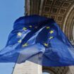 Le drapeau de l'Union européenne sous l'Arc de Triomphe, sur la place de l'Etoile à Paris, le 10 mars 2022