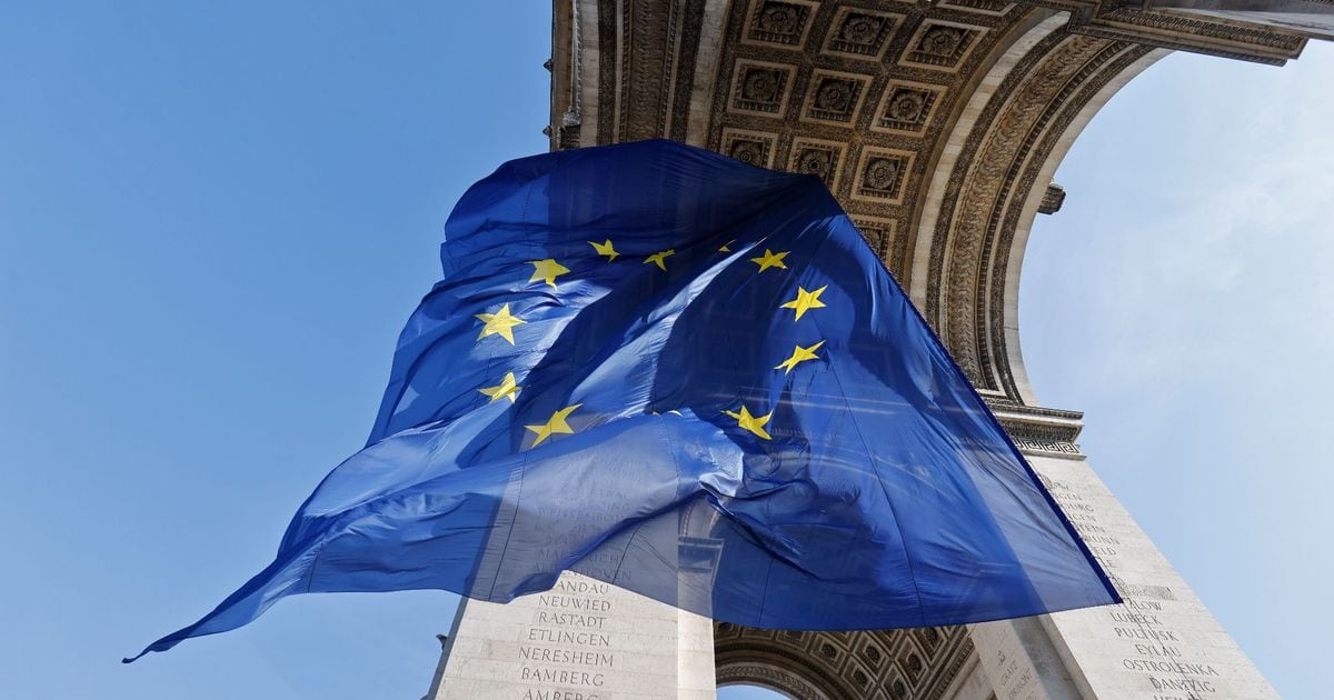 Le drapeau de l'Union européenne sous l'Arc de Triomphe, sur la place de l'Etoile à Paris, le 10 mars 2022