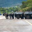 Des gendarmes mobiles sécurisent la zone pendant une opération de nettoyage de la route menant à l'aéroport de Nouméa dans le quartier de Païta, en Nouvelle-Calédonie, le 19 mai 2024