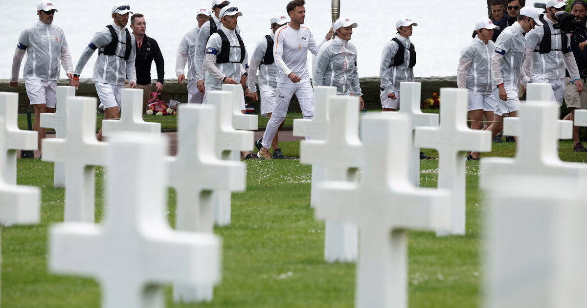 EN IMAGES - Jeux olympiques 2024 : la flamme, des bords de Loire aux plages du Débarquement