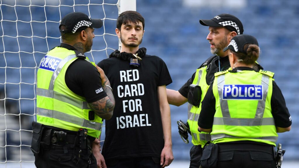 Guerre Israël-Hamas : un manifestant s’enchaîne aux poteaux de but lors du match Écosse-Israël