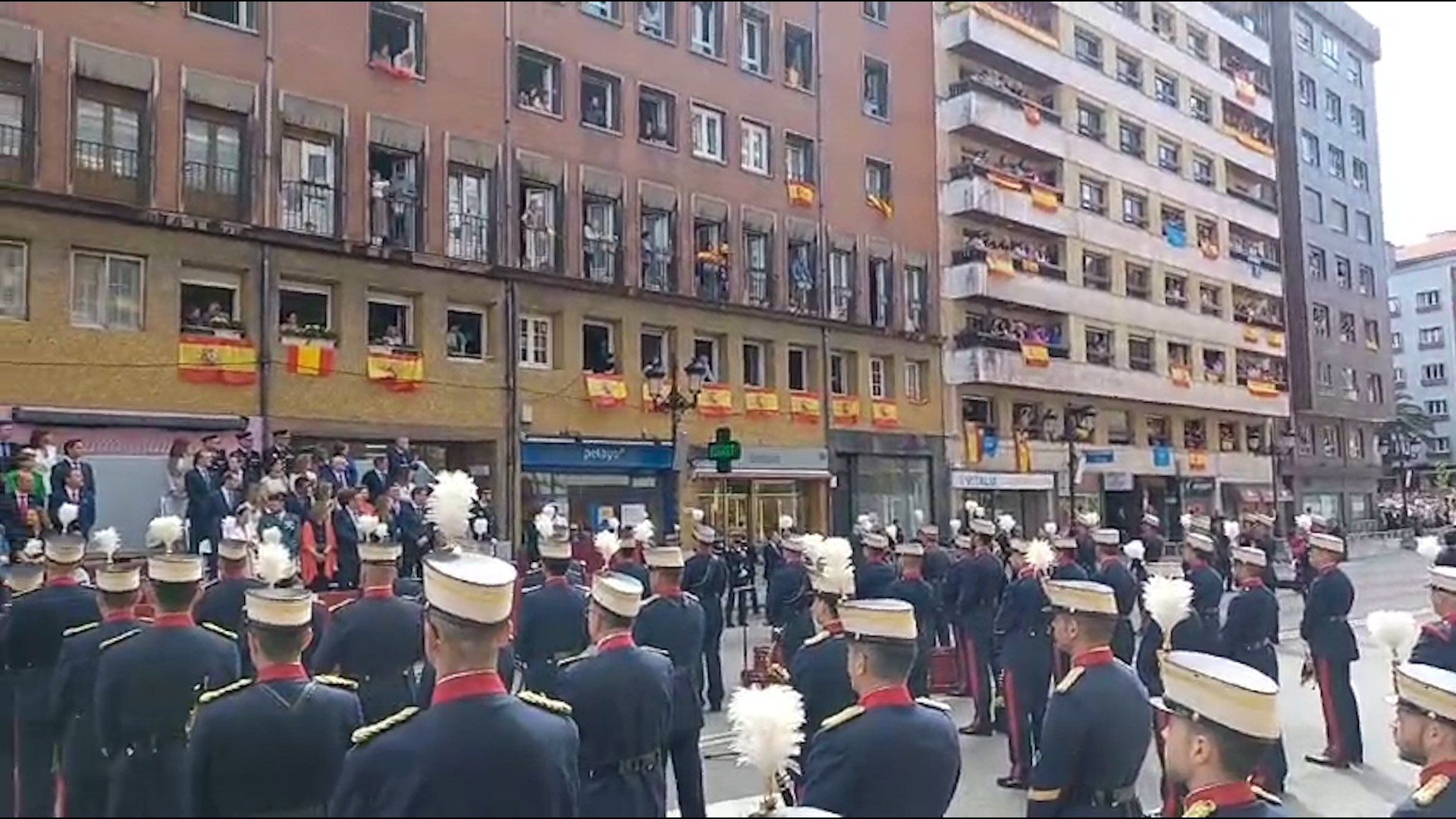 Abucheos para Margarita Robles y vivas a los Reyes en un día de las Fuerzas Armadas que divide a los ciudadanos