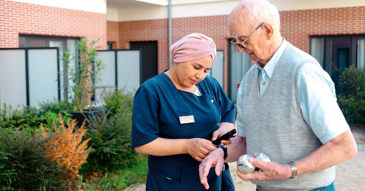 Accessoires connectés, services 24/24: la veille des seniors à domicile