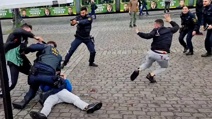 Al menos dos heridos tras un ataque con cuchillo en un acto de extrema derecha en la ciudad alemana de Mannheim