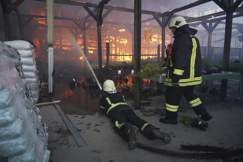 Al menos siete muertos en un ataque ruso contra un hipermercado con más de 200 personas dentro en Járkiv