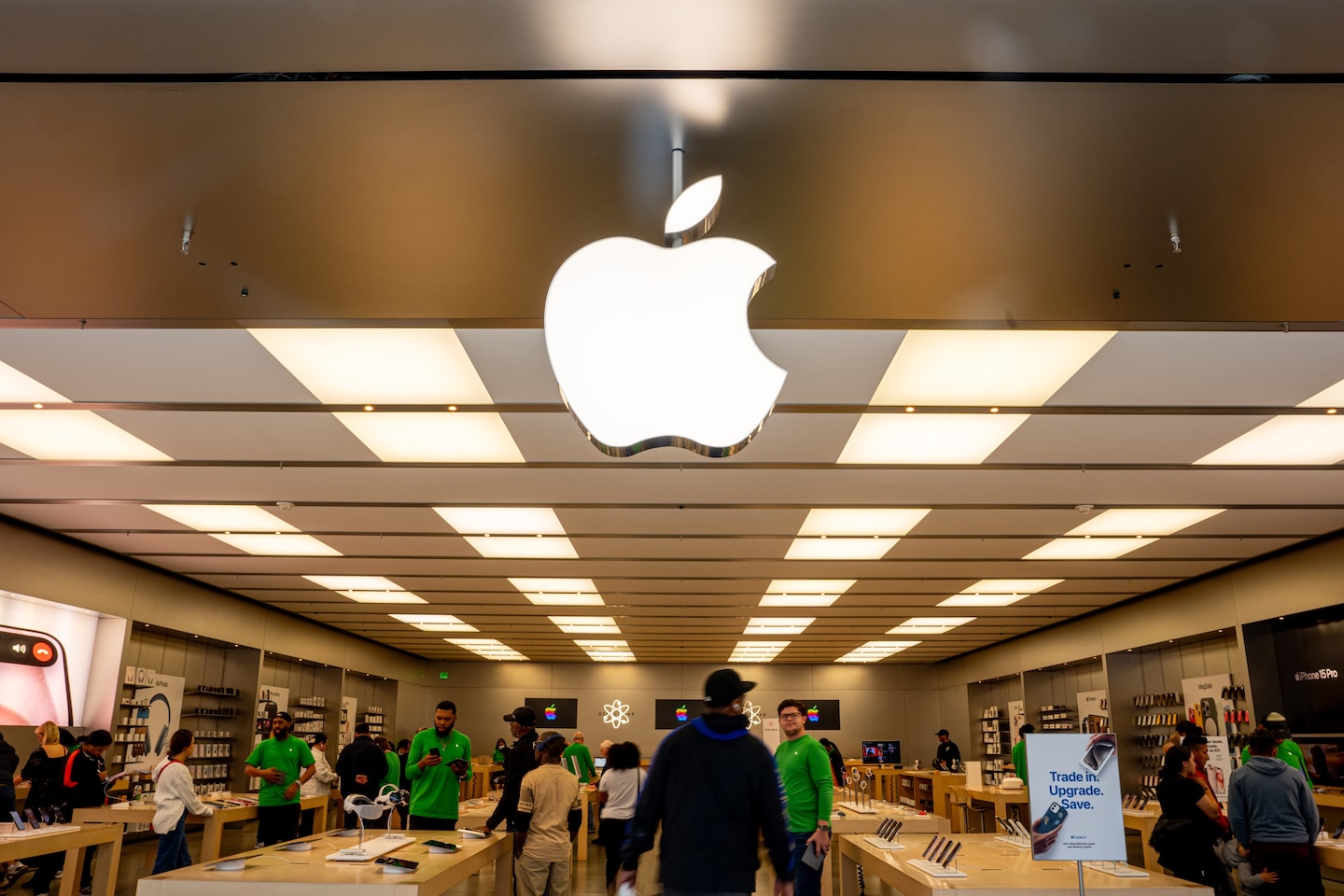 Apple workers in Maryland vote to authorize work stoppage