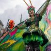 Tänzerinnen der Gruppe "Sapucaiu No Samba" tanzt auf Stelzen bei der Parade zum 26. Karneval der Kulturen. Foto: Monika Skolimow