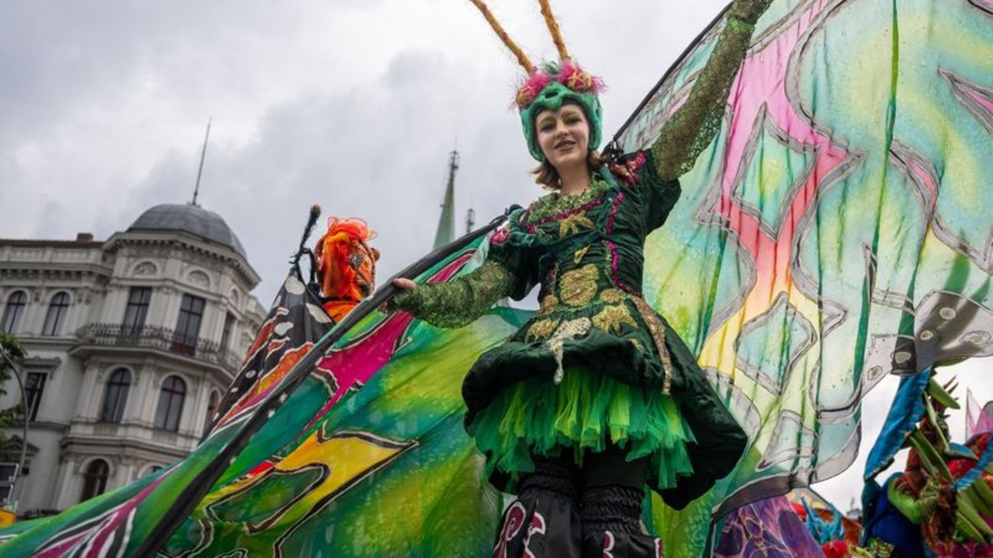 Tänzerinnen der Gruppe "Sapucaiu No Samba" tanzt auf Stelzen bei der Parade zum 26. Karneval der Kulturen. Foto: Monika Skolimow