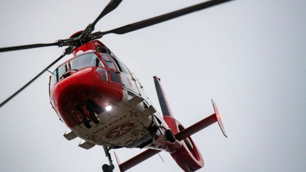 Ein Rettungshubschrauber setzt zur Landung auf dem Flugplatz einer Klinik an. Foto: Stefan Sauer/dpa/Symbolbild