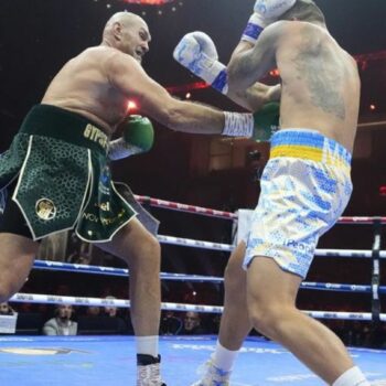 Tyson Fury (l) kämpft gegen Oleksandr Usyk um mehrere Weltmeistertitel im Schwergewicht in der Kingdom Arena. Foto: Nick Potts/P